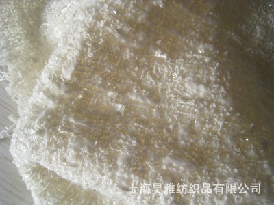 粗紡花式面料編織新境 透明珠片紗點亮黑色與白色經典配沐毛呢-上海昊雅紡織品探析